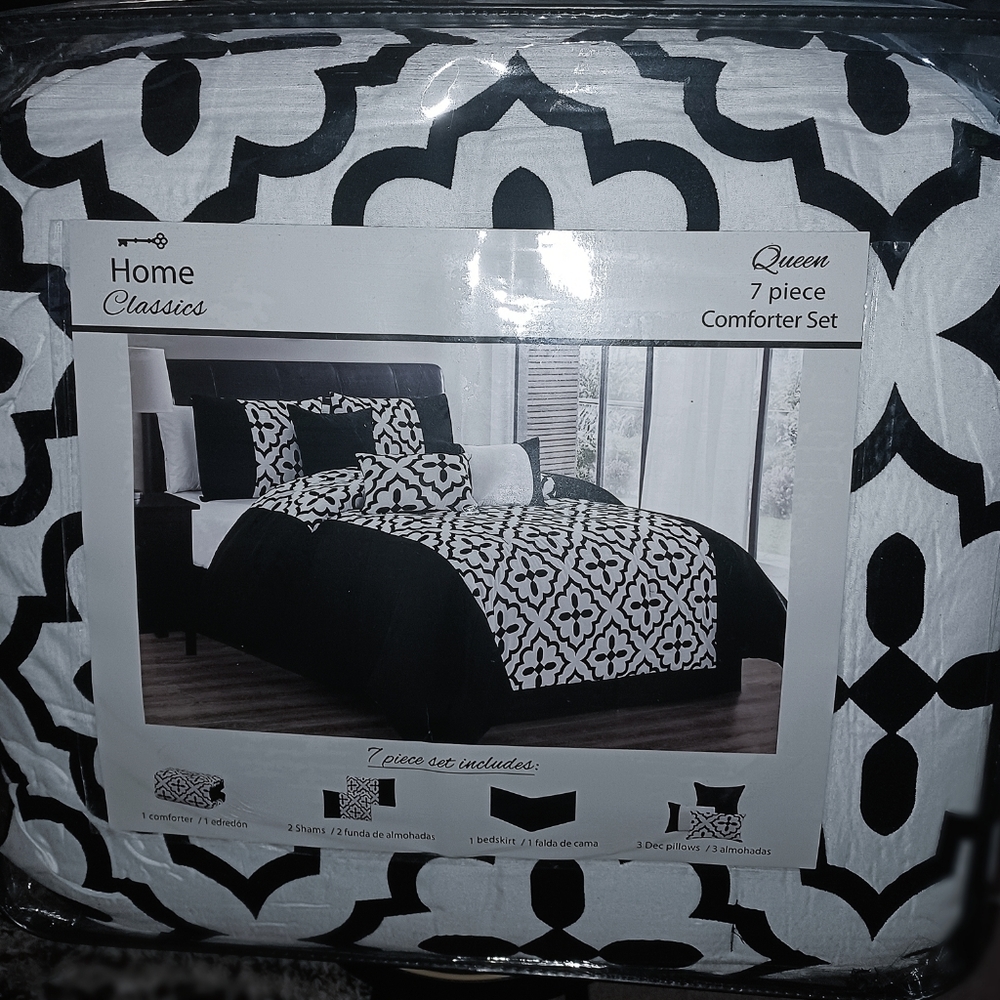 Home classics Queen 7 piece comforter set blk/whit